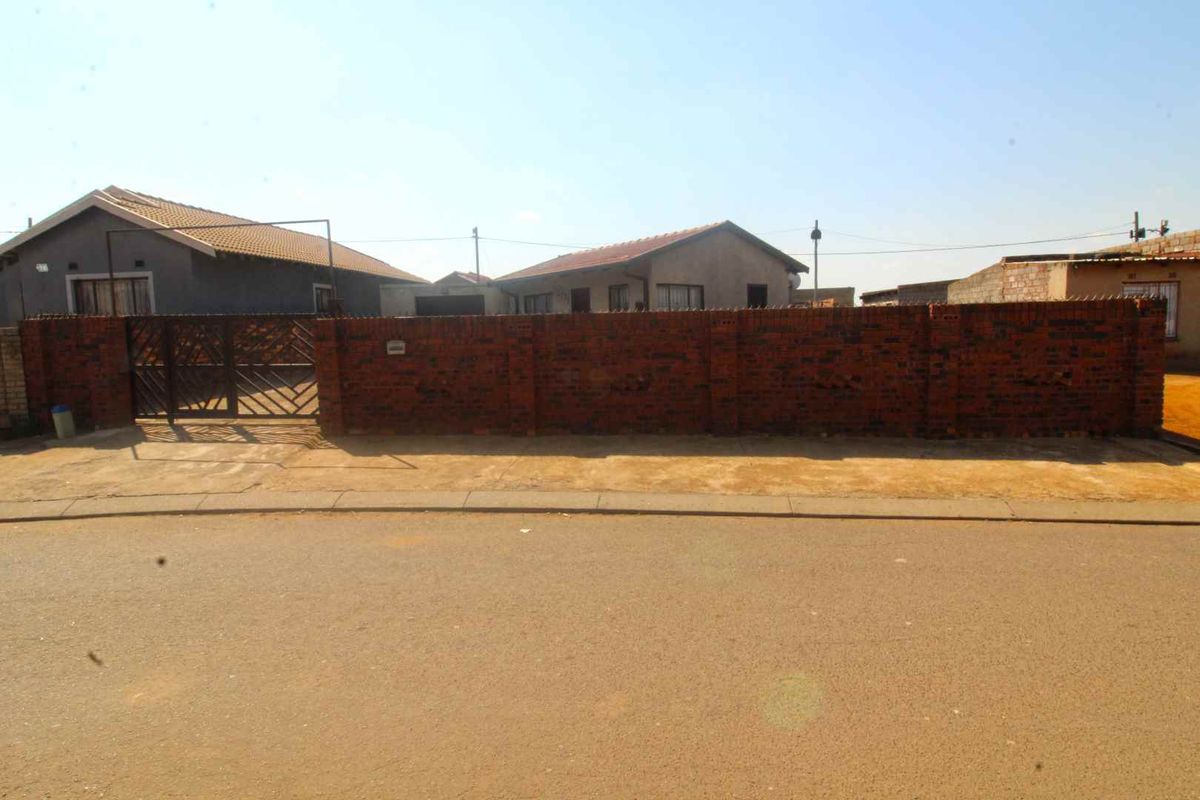 2 Bedroom House For Sale in Vosloorus - Photo 5