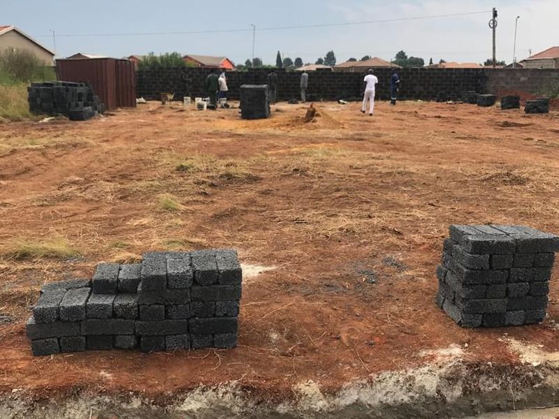 Land with secure & sturdy boundary walls - Photo 5