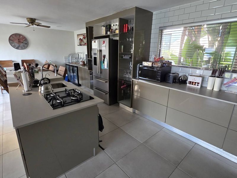 3 Bedroom 4 Bathroom Water Front Furnished Townhouse - Photo 4