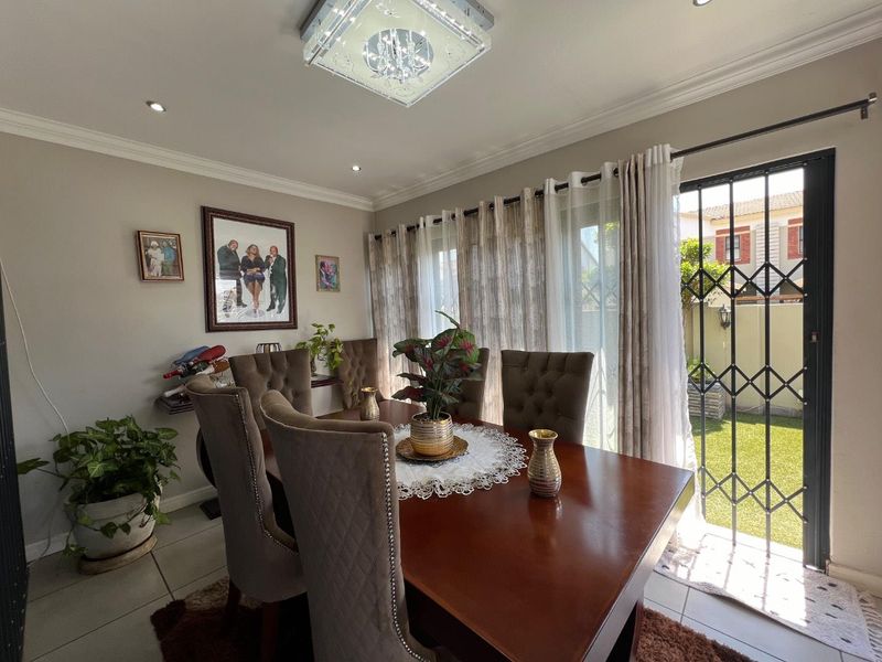 Delightful Semi-Detached Townhouse in a Sought-After Location - Photo 9