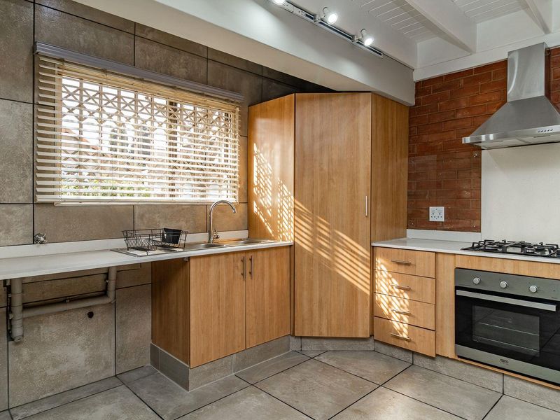 Beautifully Renovated Townhouse in Secure Blue Lakes Estate - Photo 9