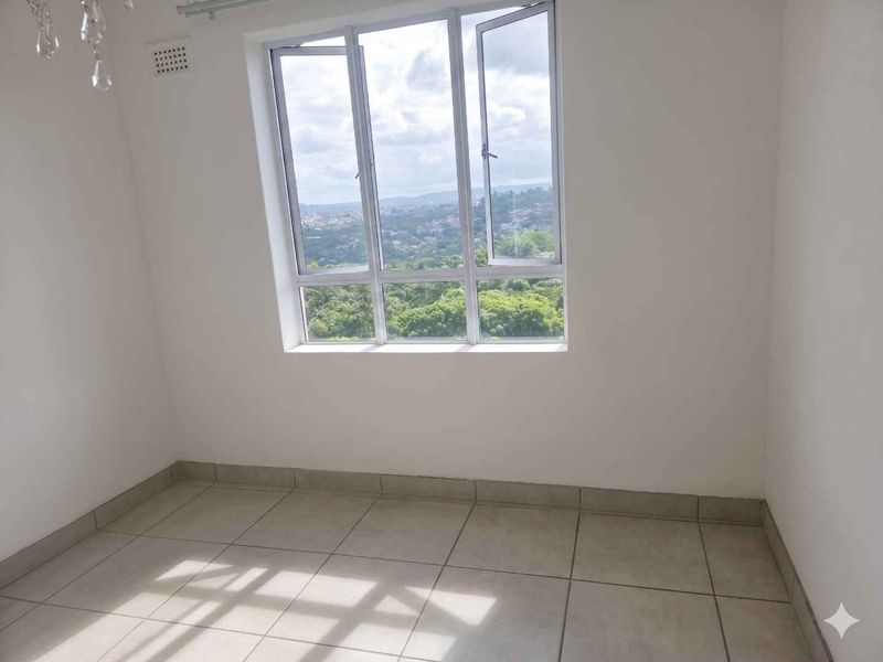 Scenic Top-Floor 2 Bedroom Apartment in Secure Findlain Court,Northdene. - Photo 9