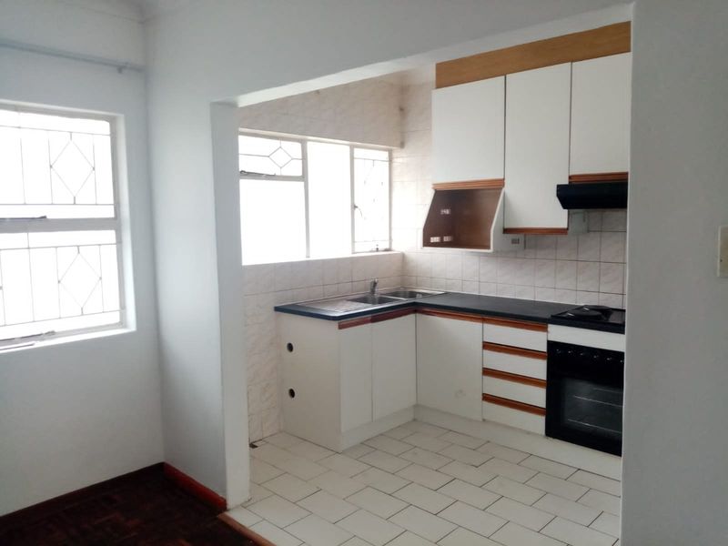 Spacious 2 Bedroom apartment available in Windsor West - Ideal Lock-Up & Go - Photo 4