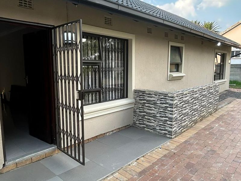 Exquisite Move-In Ready Family Home in Secure Brackendowns - Photo 9
