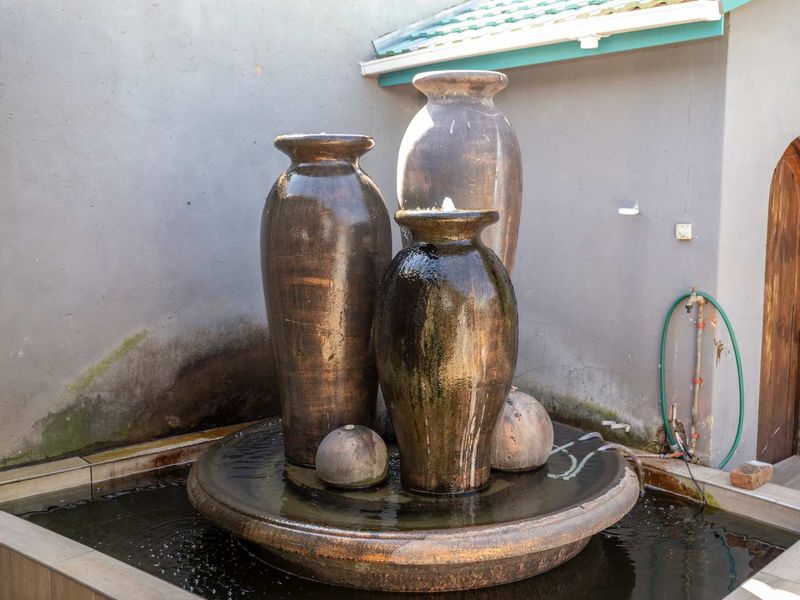 Spacious Haven 4-Bed Home with Pool, Flatlets & 6 Garages - Photo 4