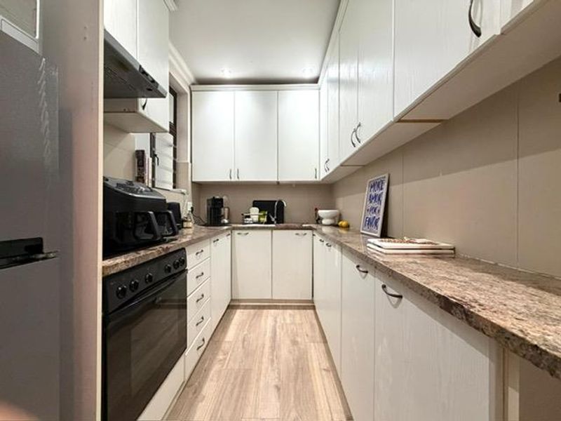 Most Sought After !   Airbnb 1 Bedroom on the Beach Front Sea Point ! - Photo 10