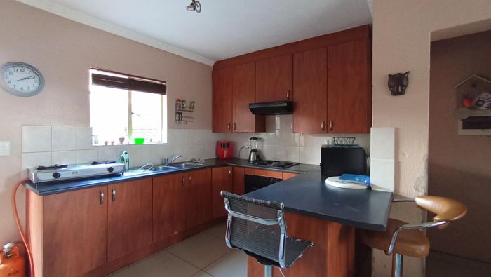 Property #2487542, Townhouse For Sale in Heuwelsig Estate