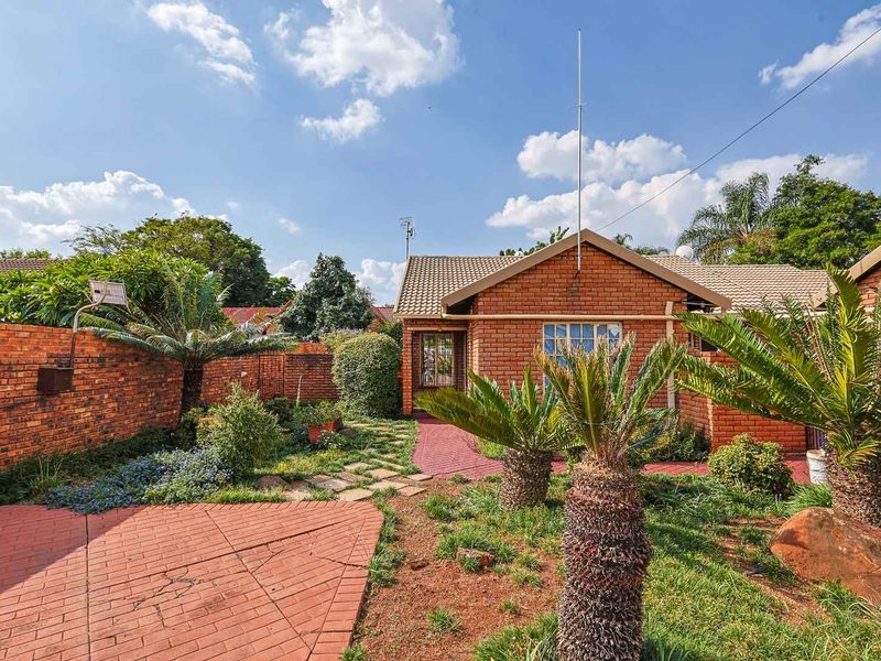 Secure, Off-Grid 4-Bedroom Home – A Rare Find in Faerie Glen - Photo 3