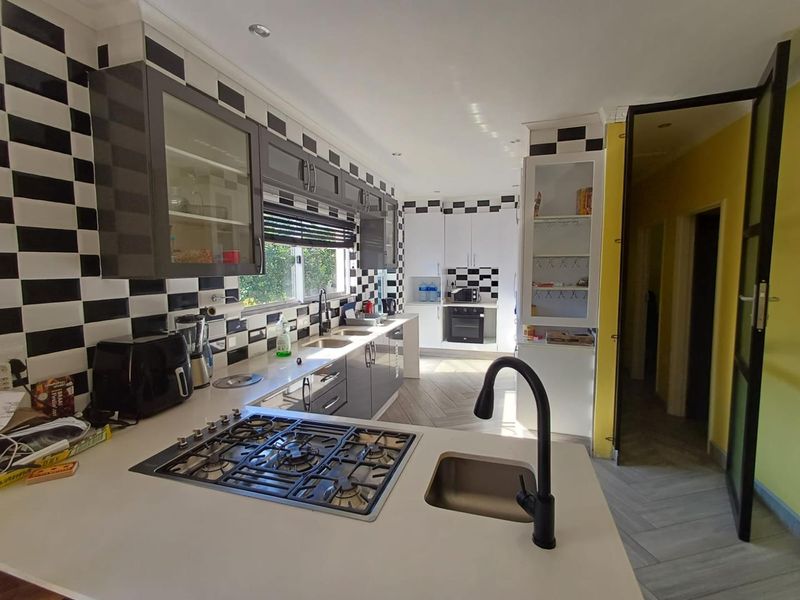 Serene Oasis: 4-Bedroom Home with Pool, Gardens, and Staff Quarters - Photo 3