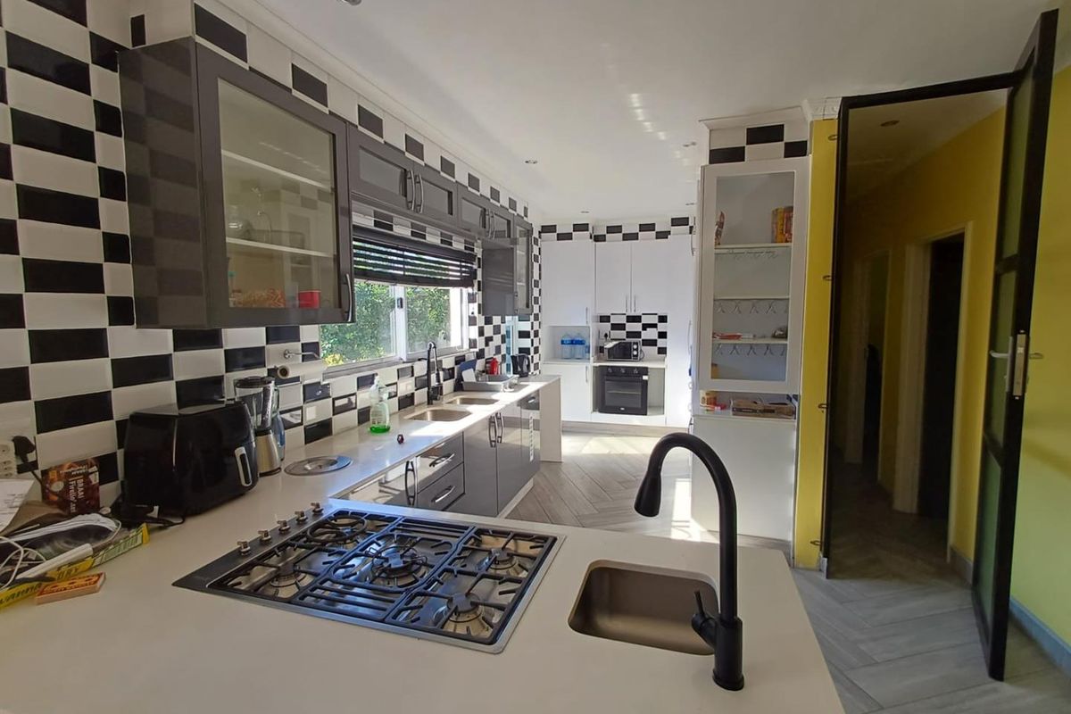 Serene Oasis: 4-Bedroom Home with Pool, Gardens, and Staff Quarters - Photo 3