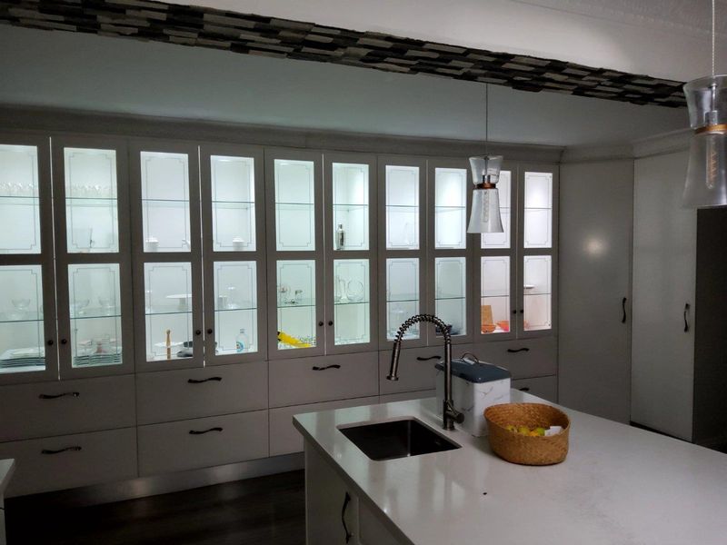 ***Exquisite Family Home in Quiet Neighborhood** - Photo 6