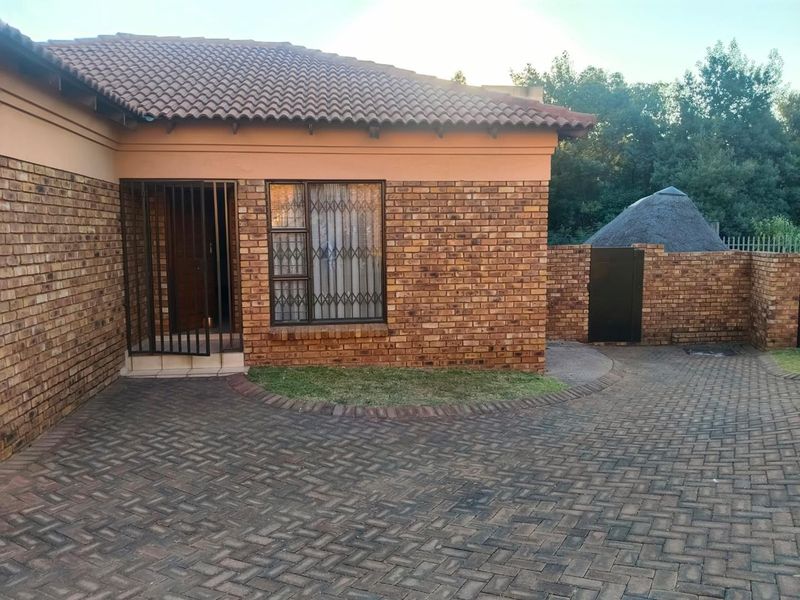Three bedroom simplex townhouse with a pool - Photo 3
