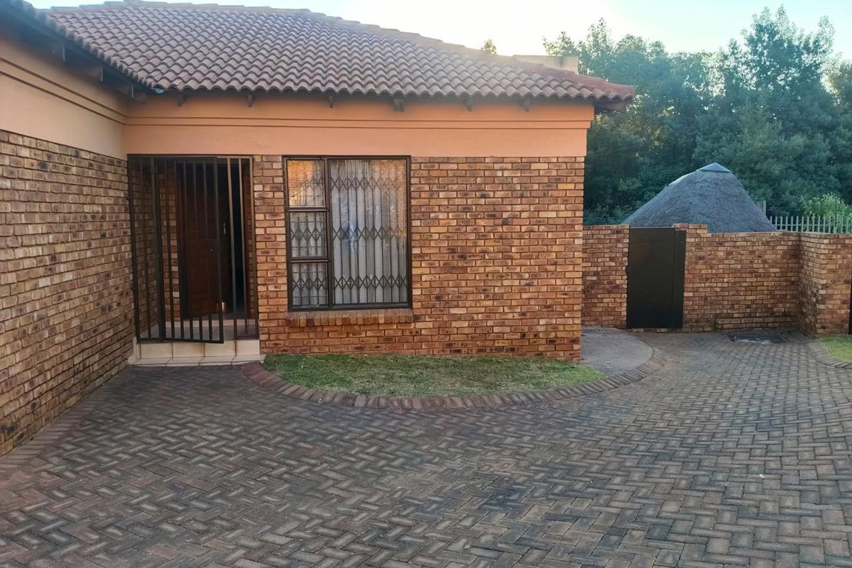 Three bedroom simplex townhouse with a pool - Photo 3