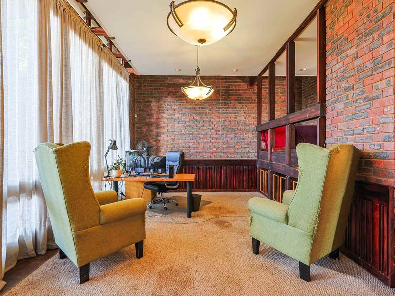 Spacious 3-Bedroom Family Home with Pool - Photo 9