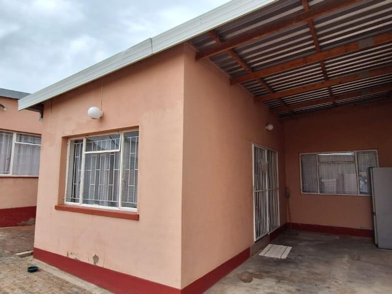 "Khomasdal: 3-Bed Family Home + 2-Bed Flat!" - Photo 2