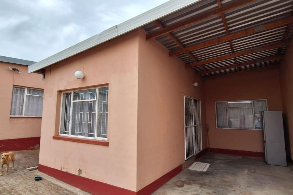 "Khomasdal: 3-Bed Family Home + 2-Bed Flat!" - Photo 2