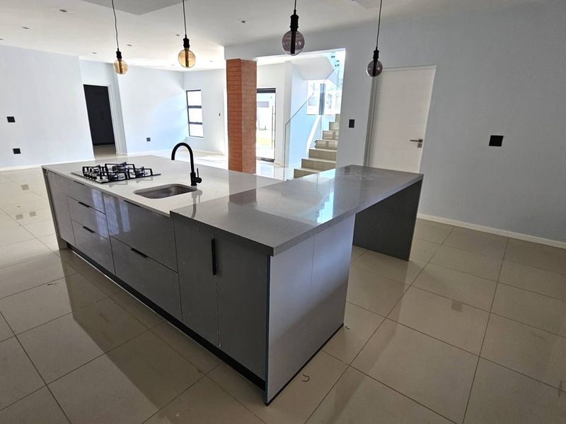 Executive 5 Bedroom House in Melodie Hartbeespoort - Photo 5