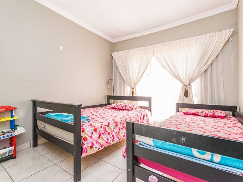 Exquisite Family Home in Sought-After Ontdekkerspark - Photo 9