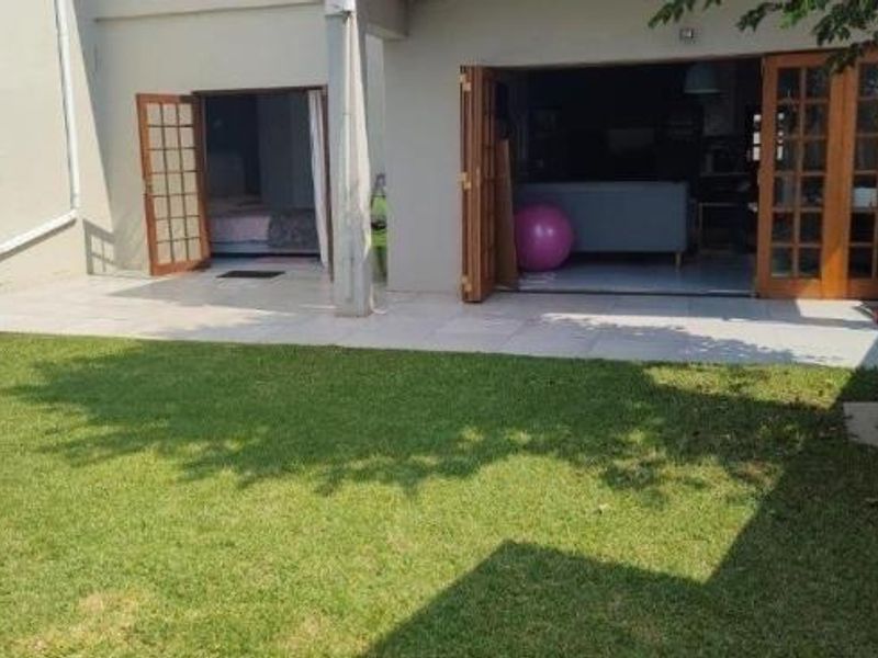 Two Bedroom renovated ground floor apartment with a big garden - Photo 10