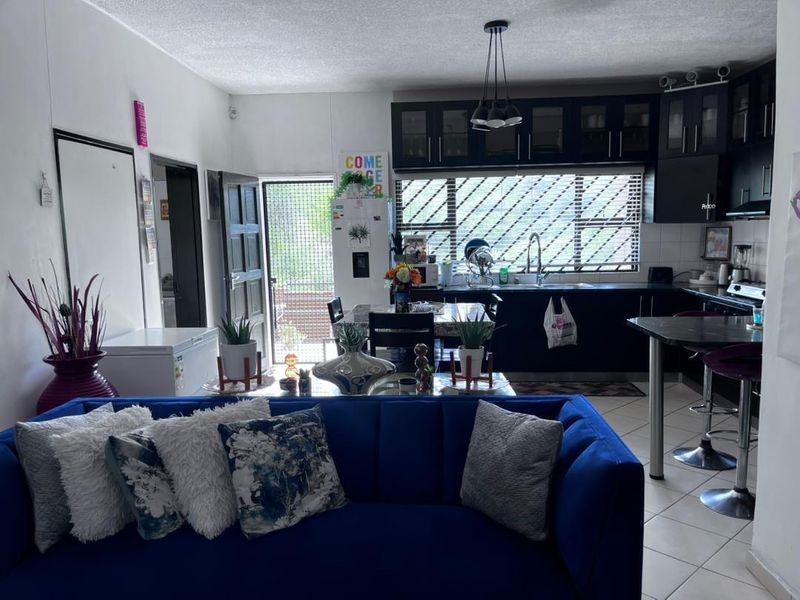 Spacious Corner Townhouse - Photo 2