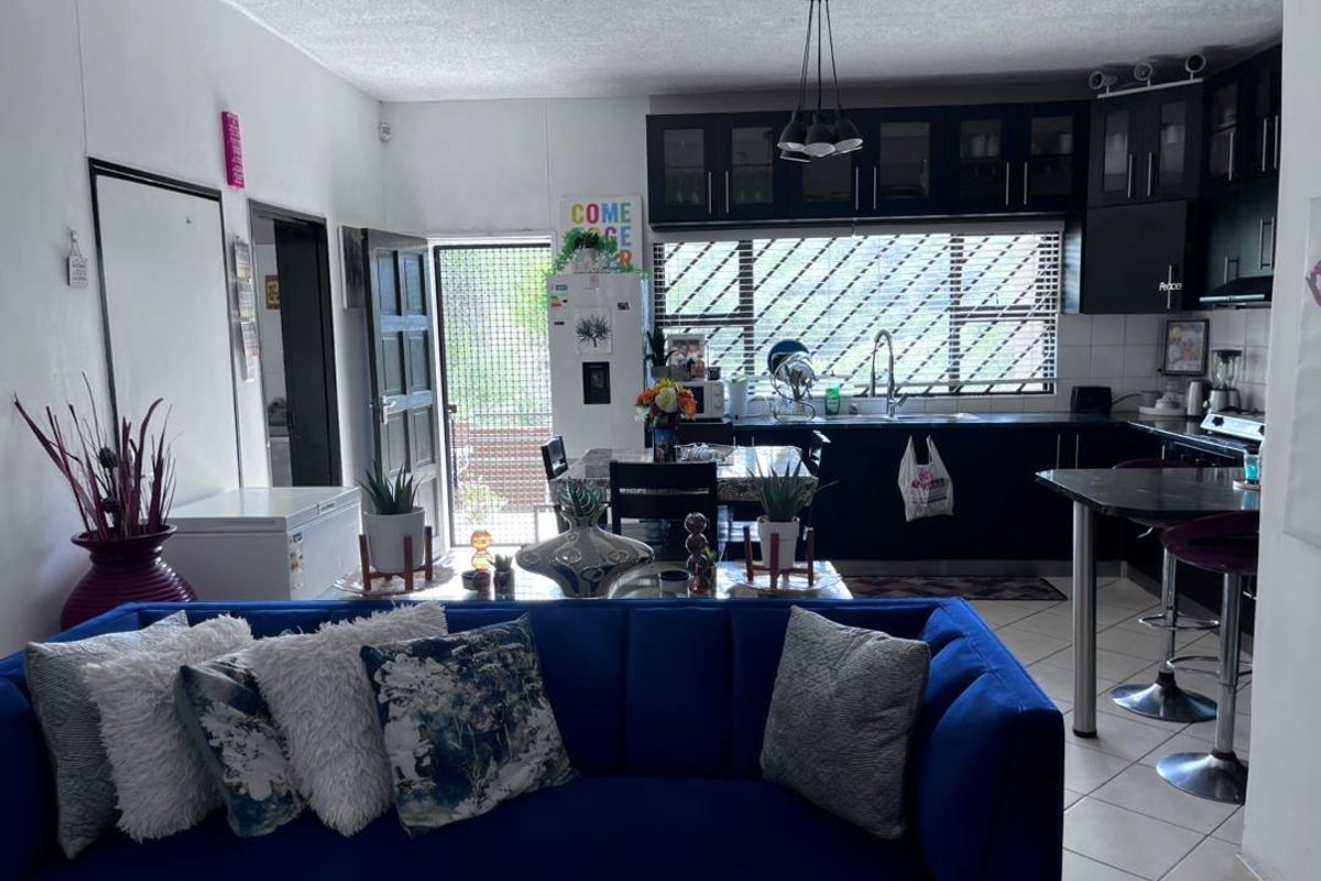 Spacious Corner Townhouse - Photo 2