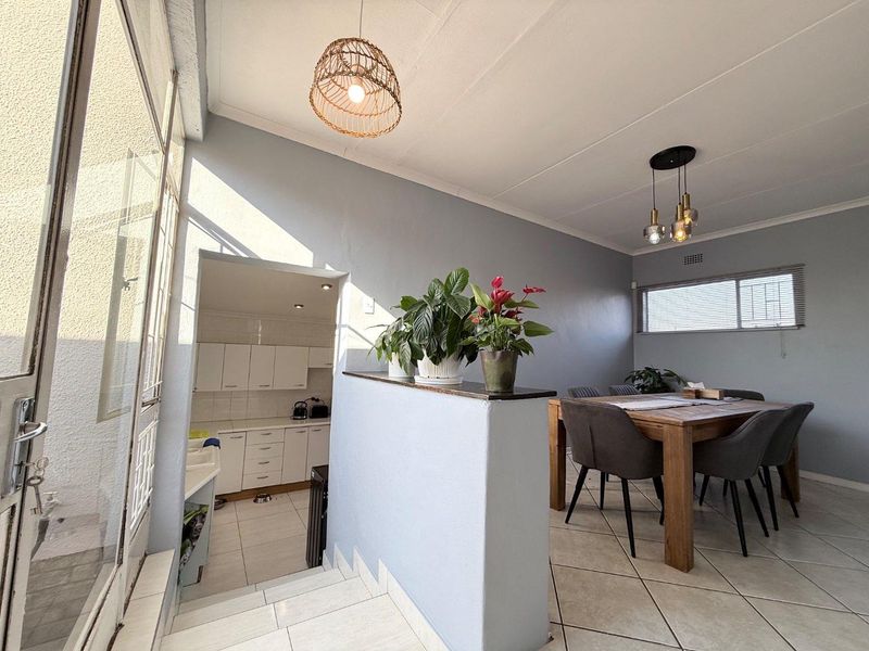 Beautiful Light-Filled Family Home on a Spacious Corner Stand - Photo 8