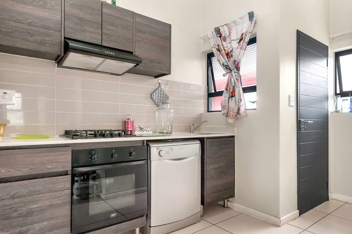 IMMACULATE 1 BEDROOM APARTMENT FOR SALE IN FOURWAYS - Photo 5