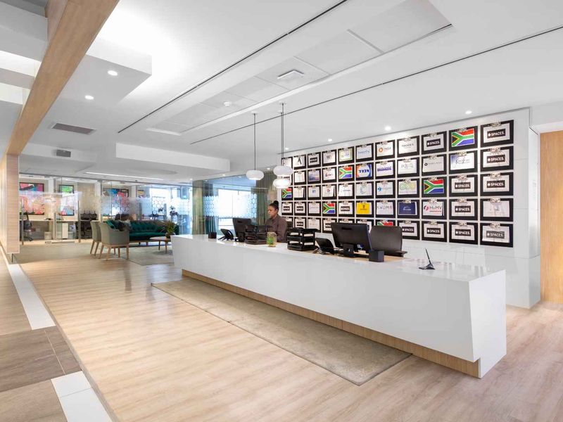 Fully serviced private office space for you and your team in Spaces Sunclare. - Photo 3