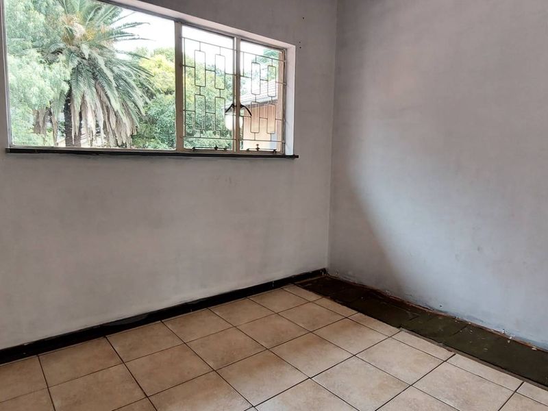 2 Flats, Large Stand and a Main House. - Photo 7