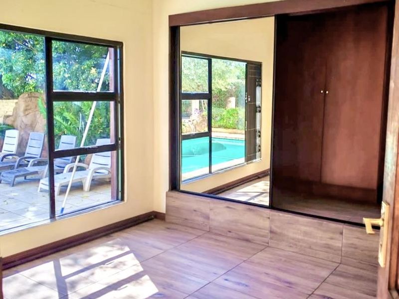 2-Bedroom, 2-Bathroom Ground Floor Apartment in Groenkloof/Muckleneuk - Photo 3