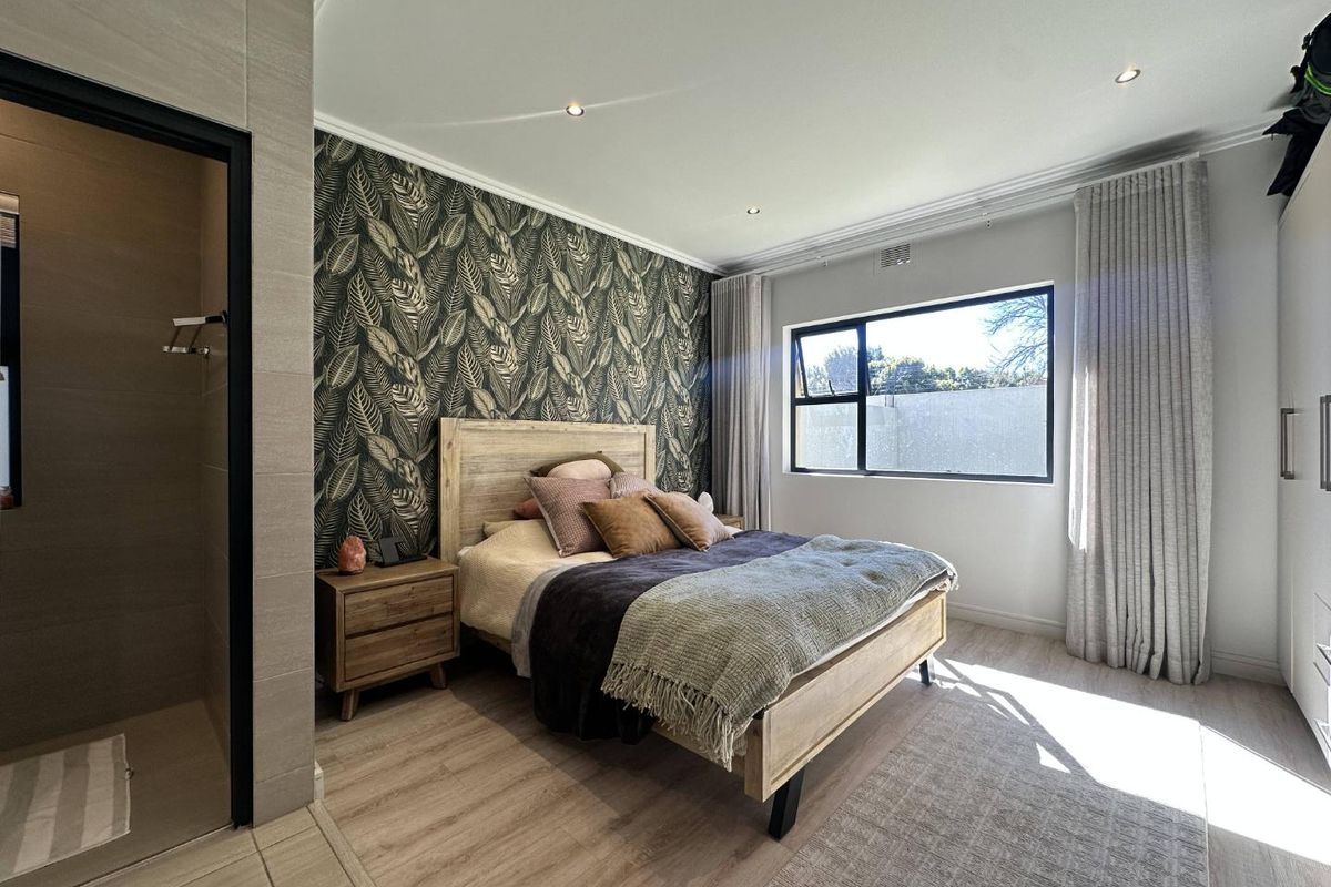 VERY PRIVATE AND MODERN 2 BEDROOM GROUND FLOOR UNIT IN BRYANSTON FOR RENT!! - Photo 5