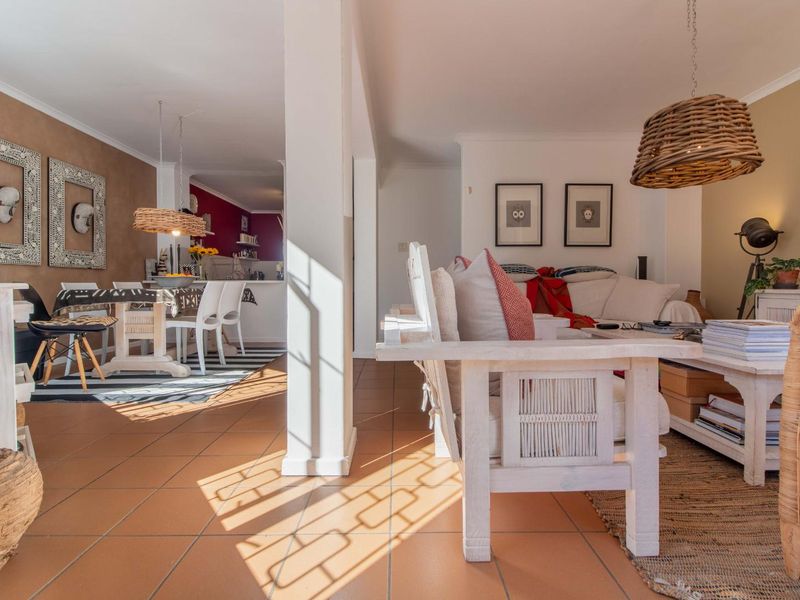 A rare blend of natural light, beauty, convenience and calm - Photo 8