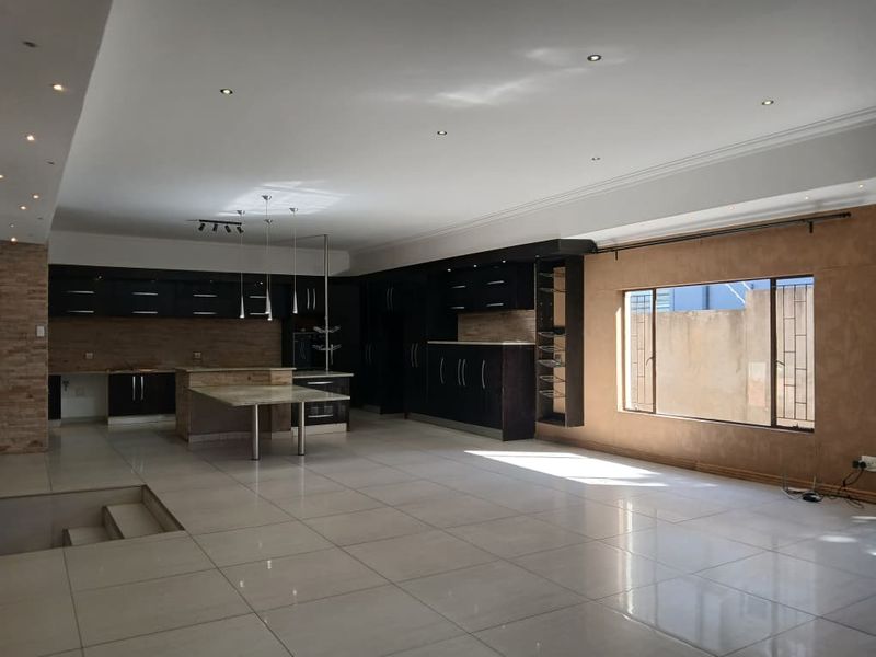 5 Bedroom Freestanding House with Flat 🤩 - Photo 7