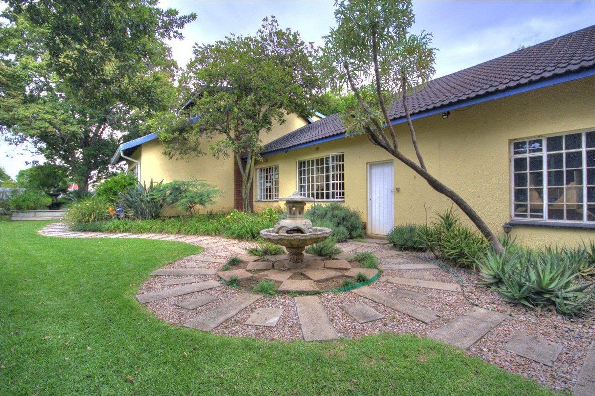 Massive Family home with Giant Cottage in Prime Brackenhurst (meyersdal side) - Photo 4