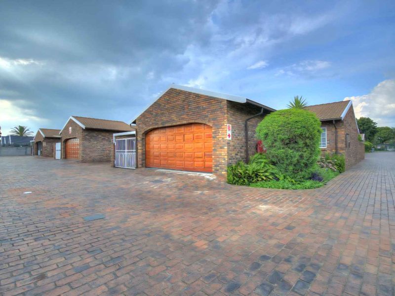 Pet friendly face-brick simplex in Prime Area! - Photo 5