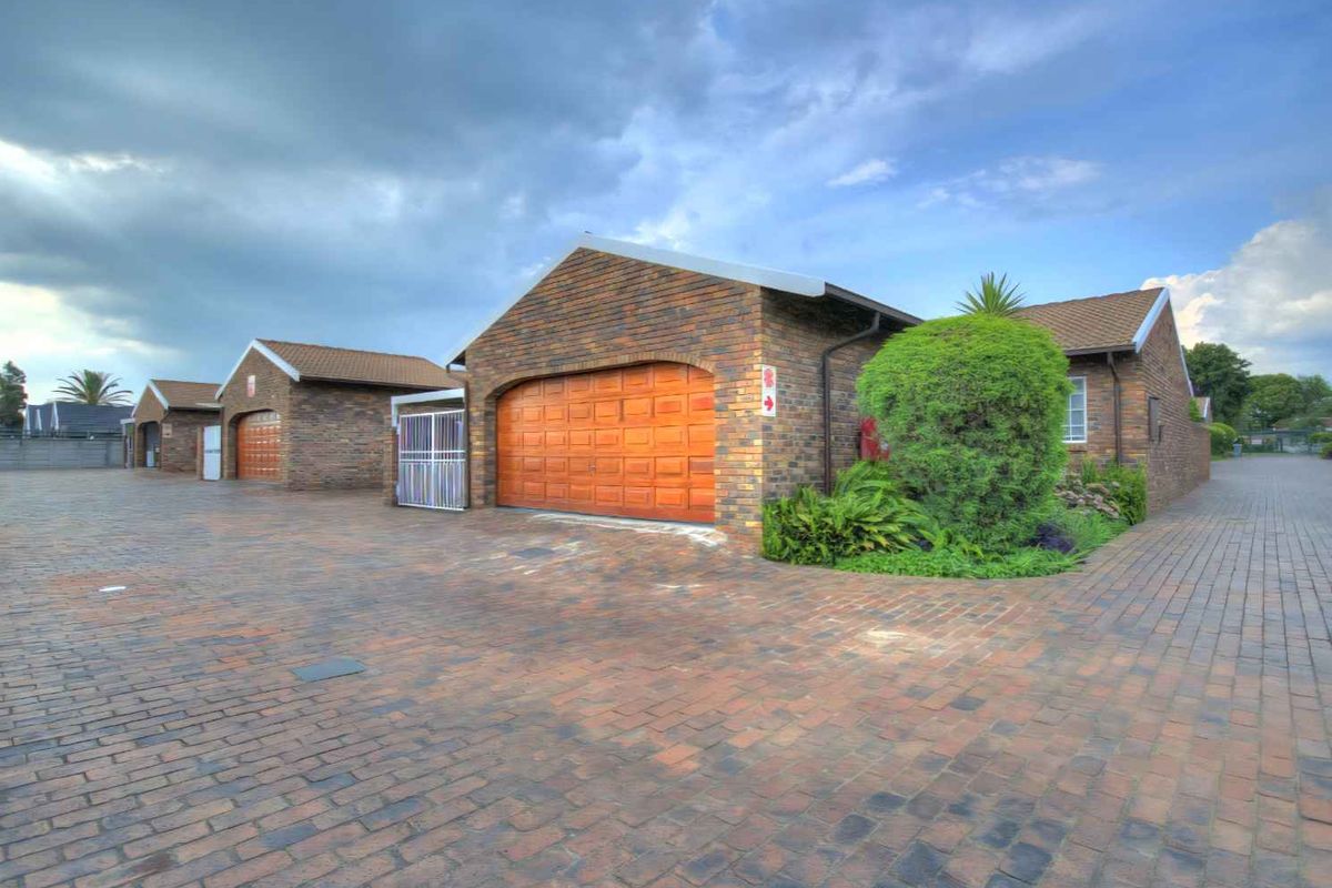 Pet friendly face-brick simplex in Prime Area! - Photo 5