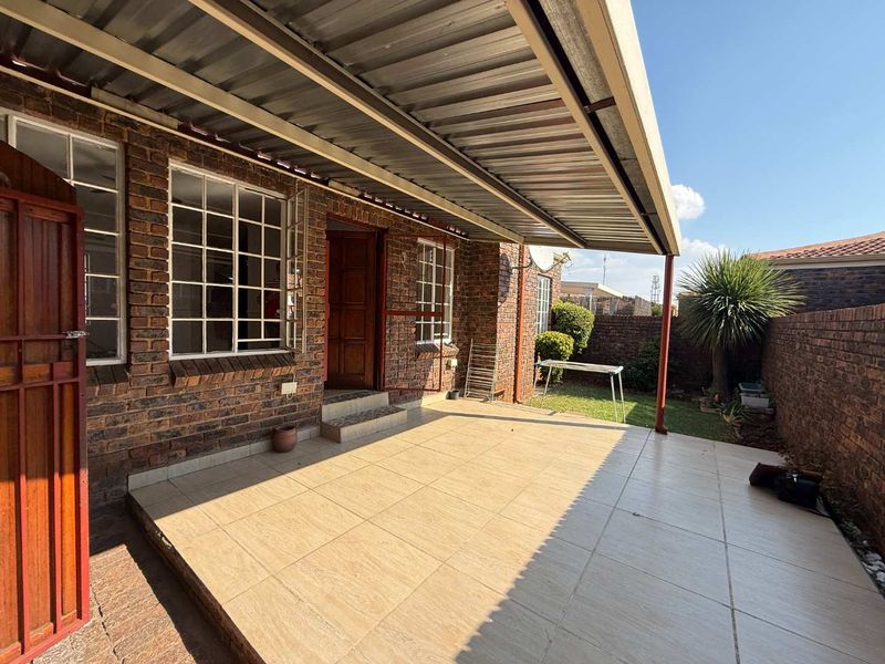Modern Face Brick Simplex in Prime Allen's Nek Location - Photo 2