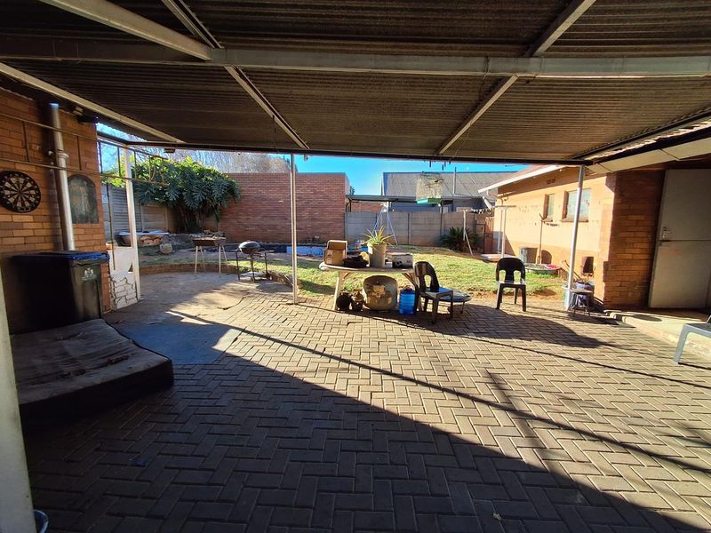 3-Bedroom Family Home with Swimming Pool, Garage & Secure Pet-Friendly Garden - Photo 2