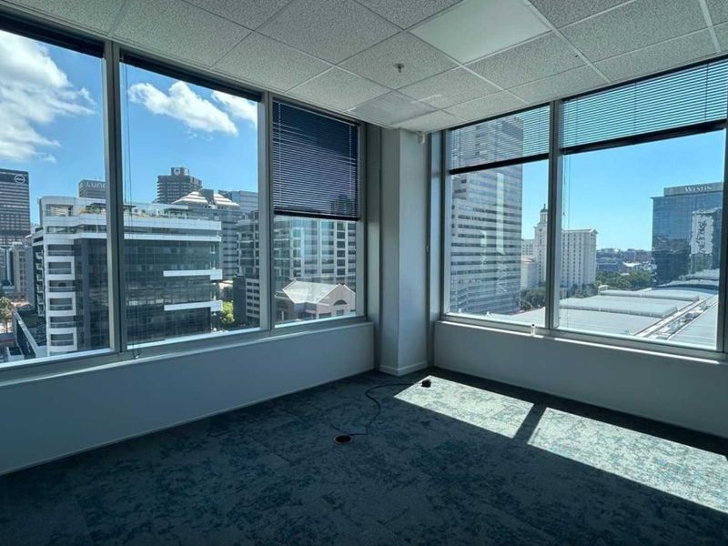 AAA-Grade 715m2 office to let on 10th floor of Convention Towers - Photo 8