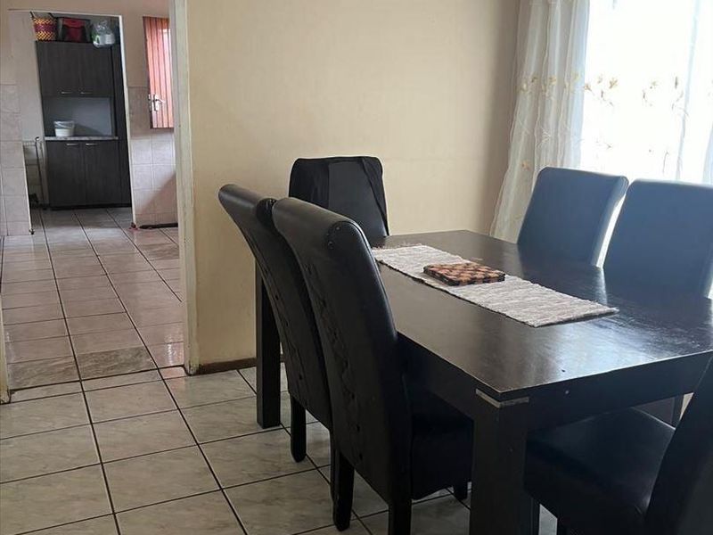 Large family home in an enclosed area - Photo 4