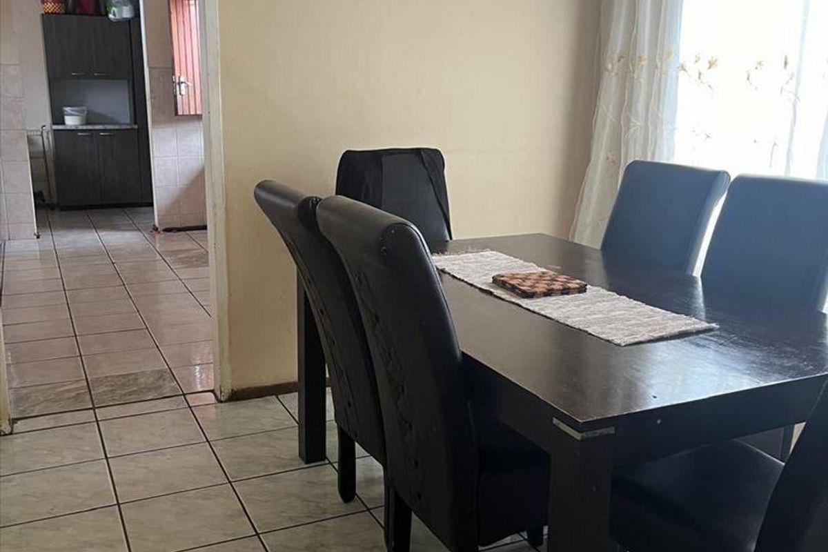 Large family home in an enclosed area - Photo 4