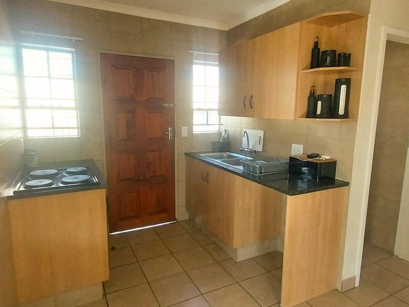 3 bedroom in Thatch hill estate - Photo 2