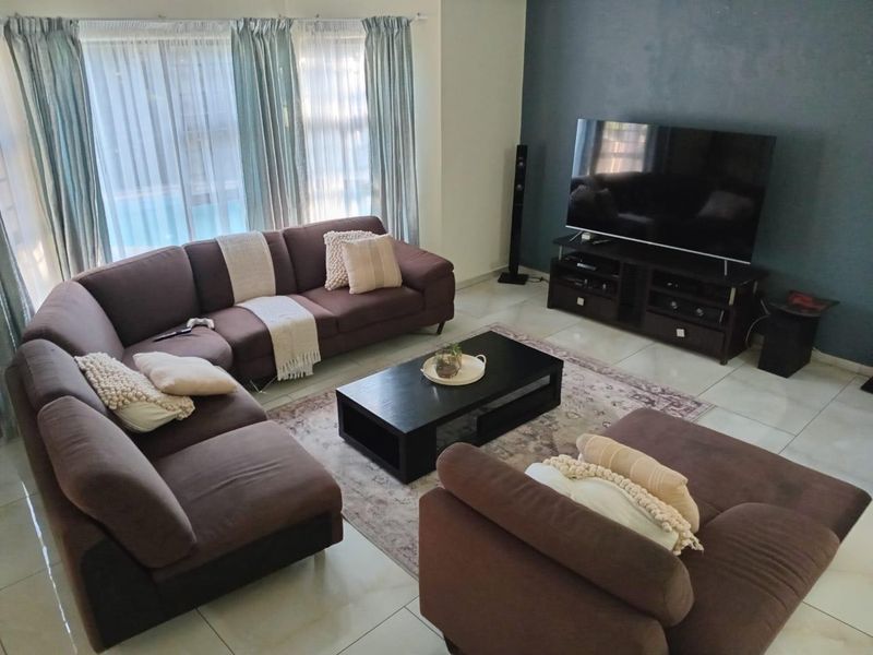 Spacious 4-Bedroom Family Home with Entertainment Area & Pool - Photo 4