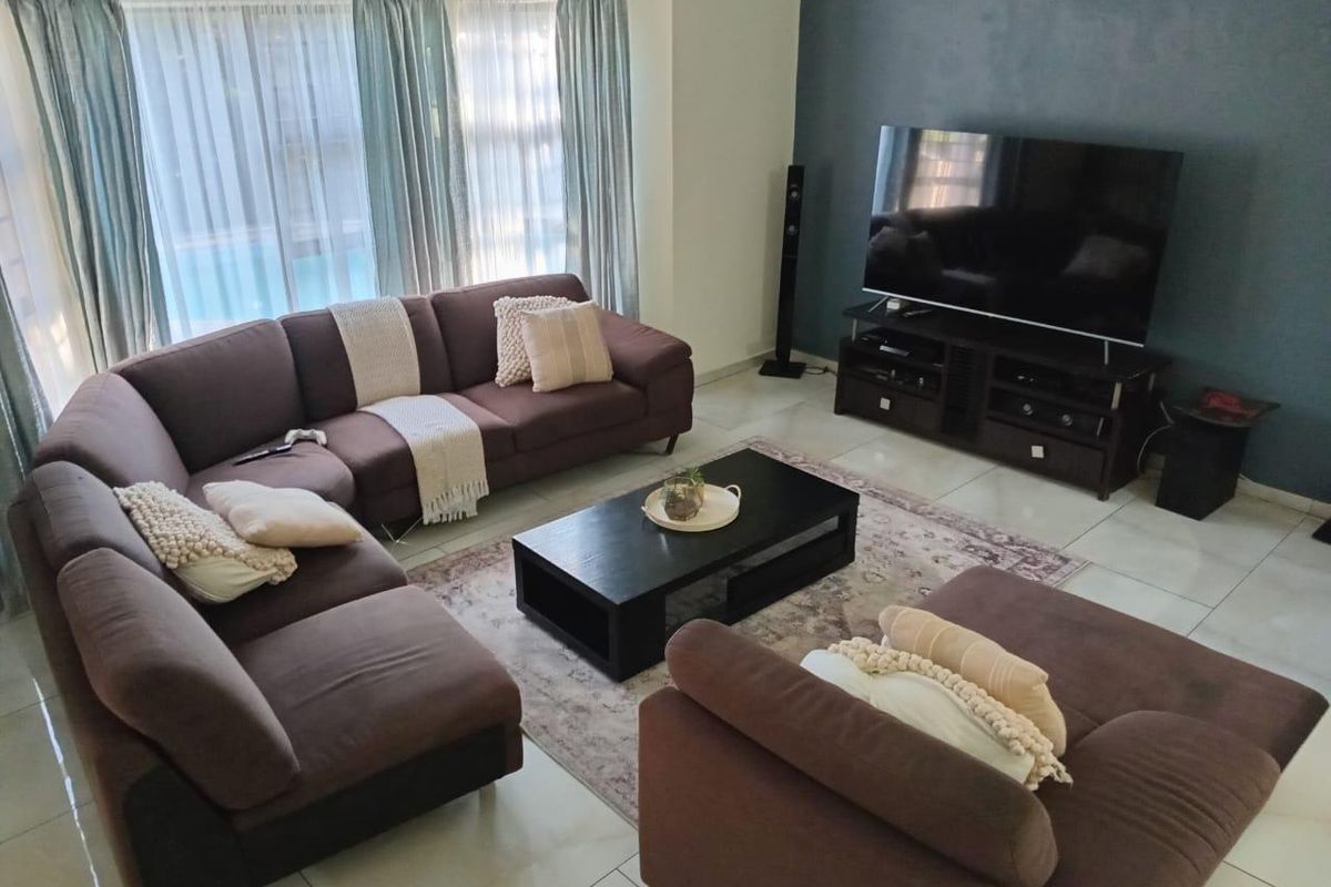Spacious 4-Bedroom Family Home with Entertainment Area & Pool - Photo 4