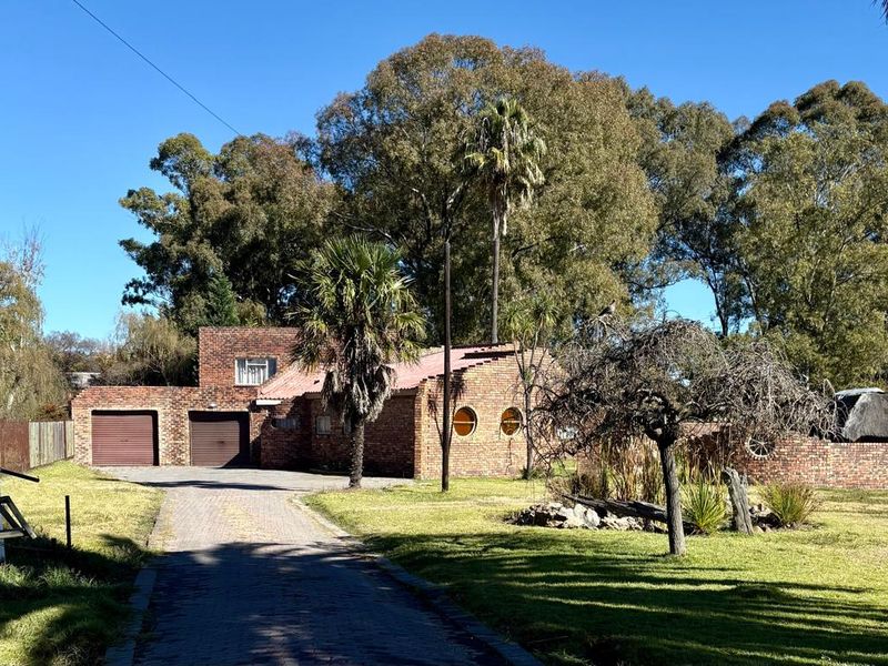Four Bedroom Modern Spacious Family Home with Swimming pool in Heilbron - Photo 9