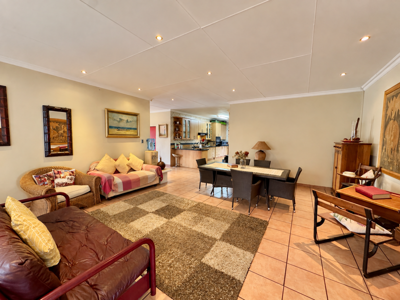 LOOK AGAIN — IMMACULATE FAMILY HOME IN SOUGHT-AFTER AERORAND - Photo 5