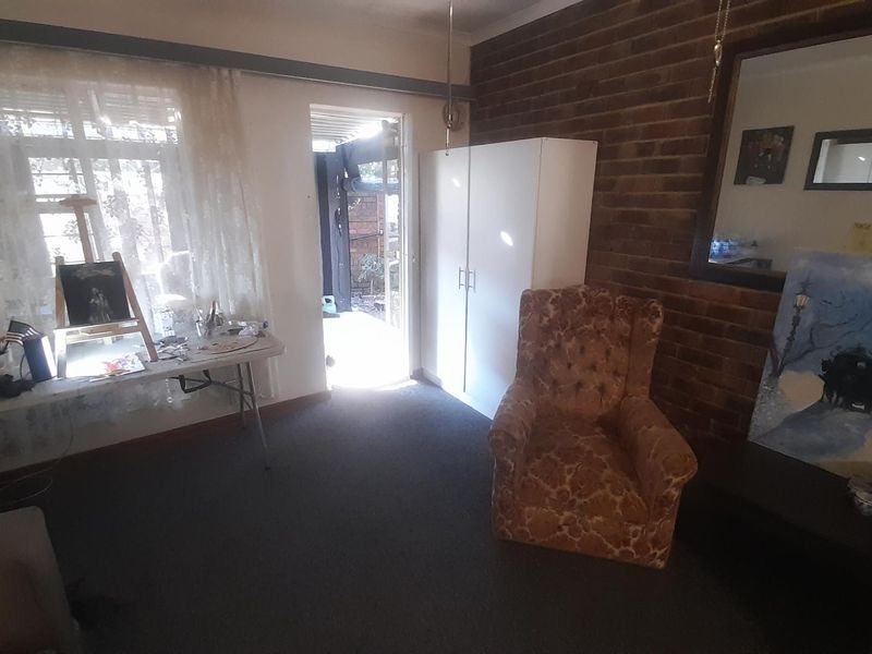 Secure & Spacious 1-Bedroom Apartment with Private Garden - Photo 5