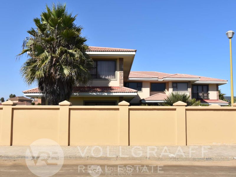 Exquisite coastal family home with heated indoor pool and lush garden – Vogelstrand, Swakopmund - Photo 3