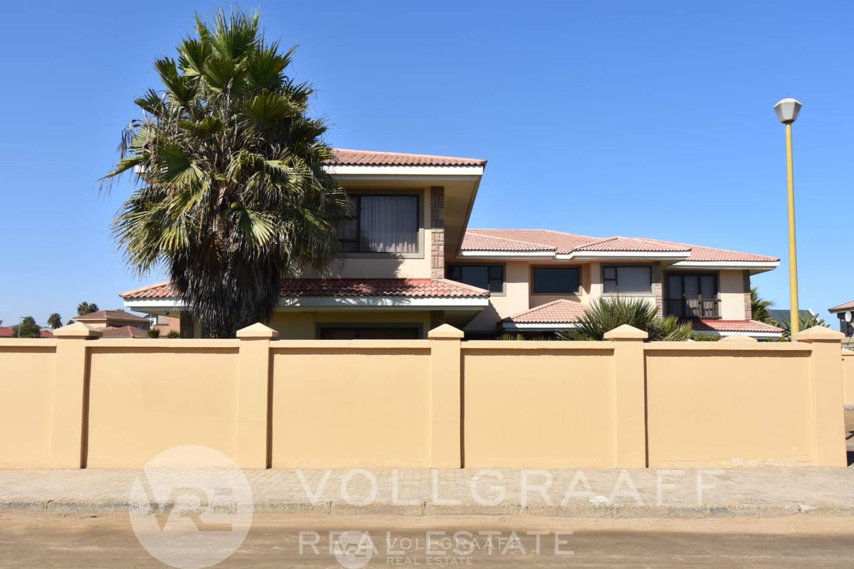 Exquisite coastal family home with heated indoor pool and lush garden – Vogelstrand, Swakopmund - Photo 3