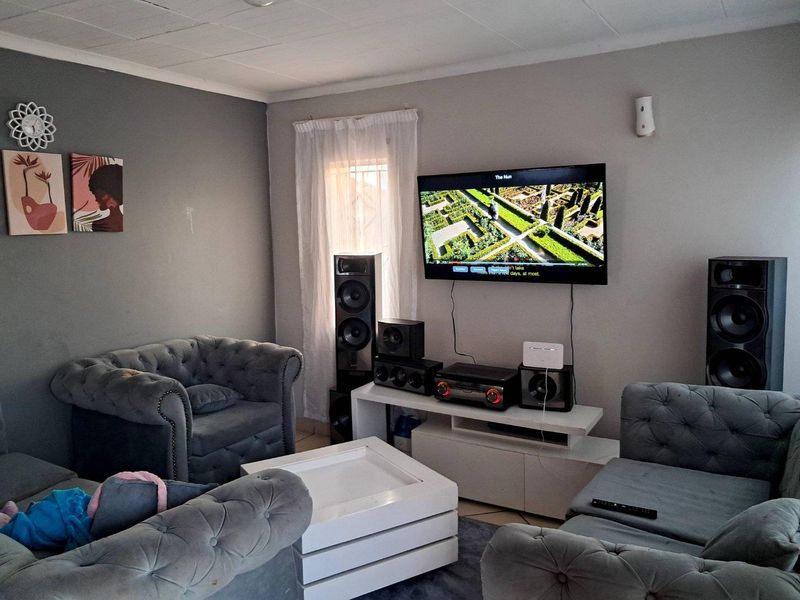 3 Bedroom House For Sale in Nkwe Estate - Photo 6